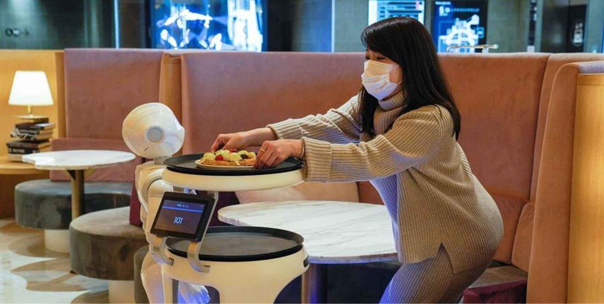 En Japón, robots reemplazan a meseros y carteros tras el Covid-19