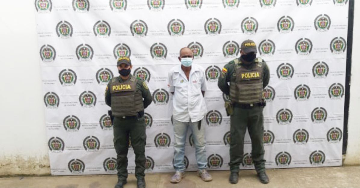 Atacó con un cuchillo a un hombre por la espalda