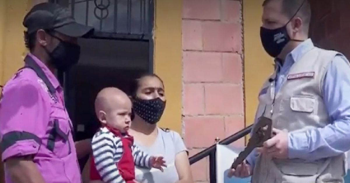Familia vivió durante dos años en carrocería de un furgón