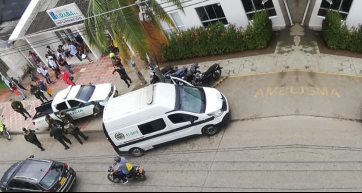 Le lanzaron una granada a los policías