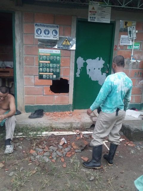 https://lachivadeuraba.com/hicieron-hueco-en-la-pared-para-robar-en-finca-bananera/