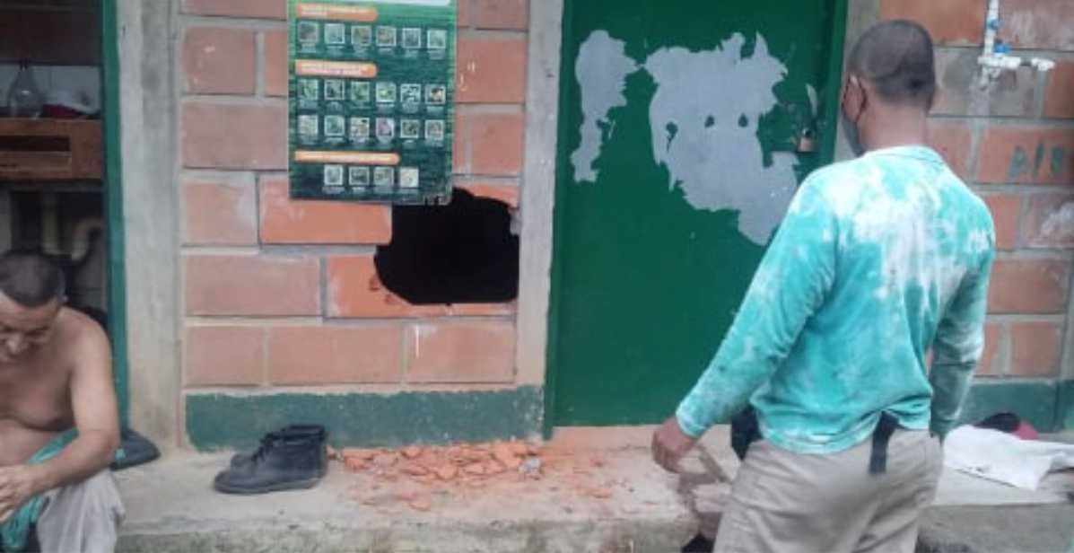 Hicieron hueco en la pared para robar en finca bananera