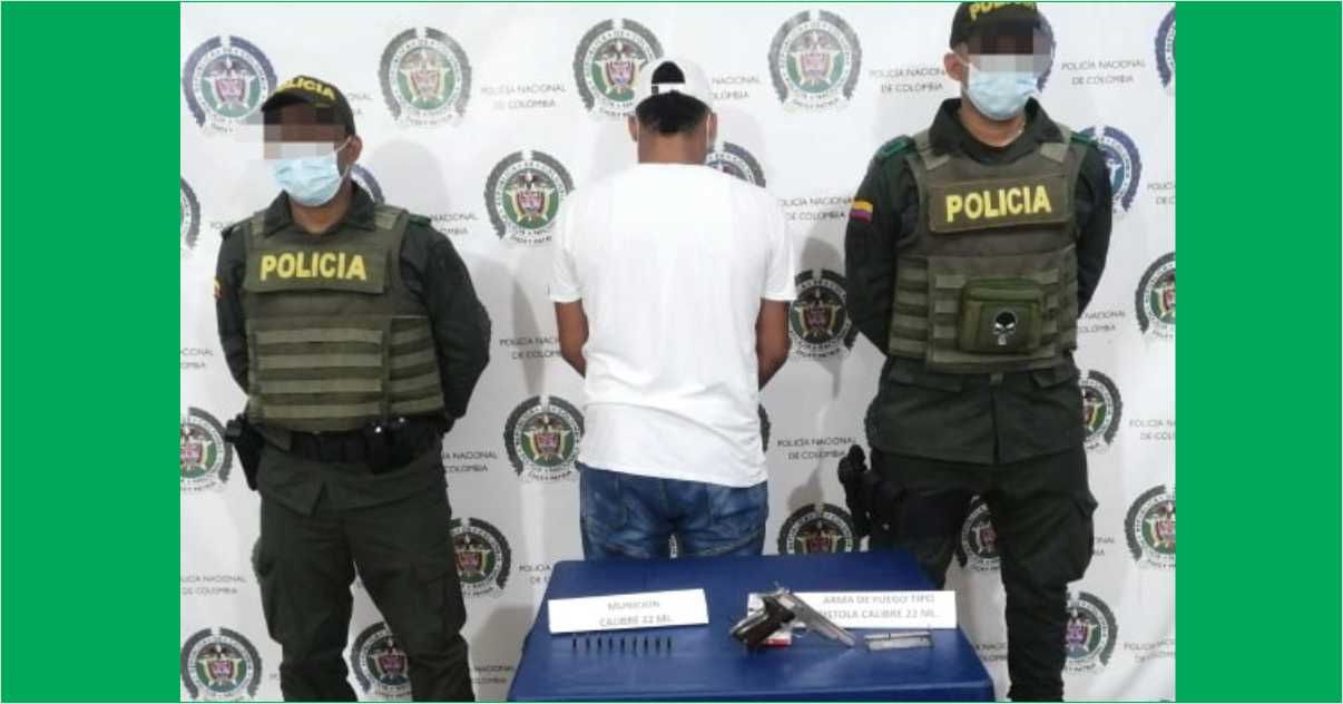 En pleno toque de queda intentó huir y lanzó un arma