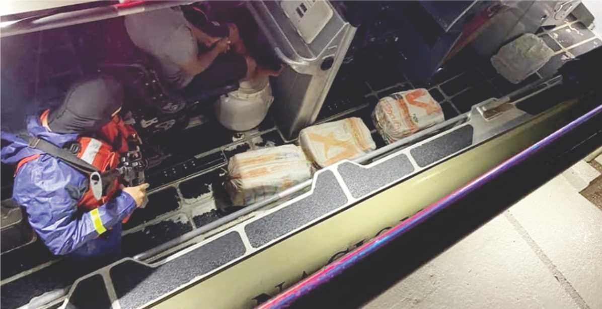 La Armada les quitó la cocaína y los rescató luego de que cayeran al mar