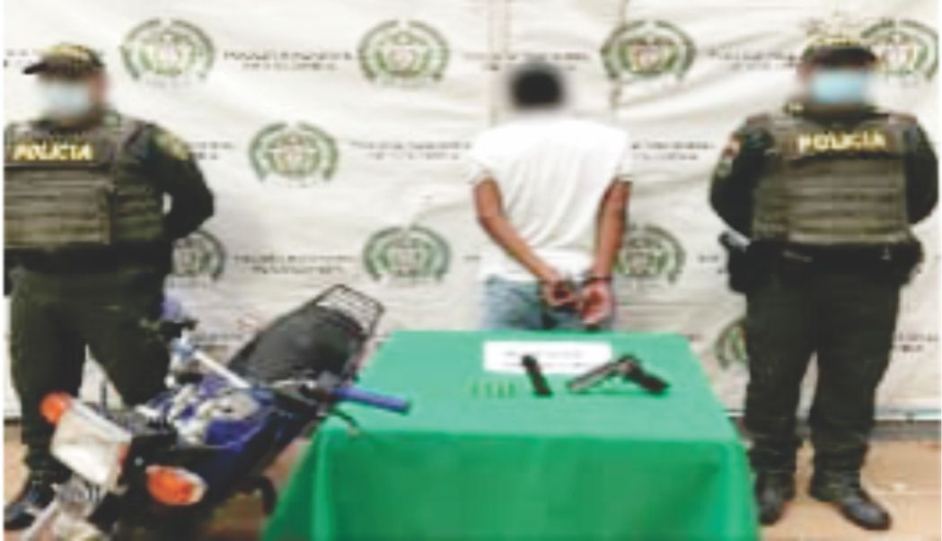 A joven de 21 años le pillaron un arma de fuego