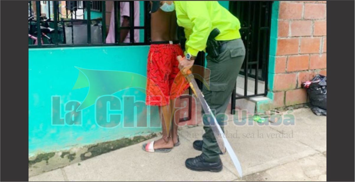 Autoridades  en casas de pandilleros incautaron machetes gigantes