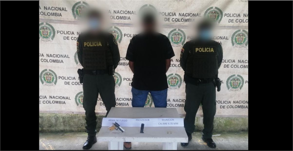 Llevaba una pistola y la policía lo capturó