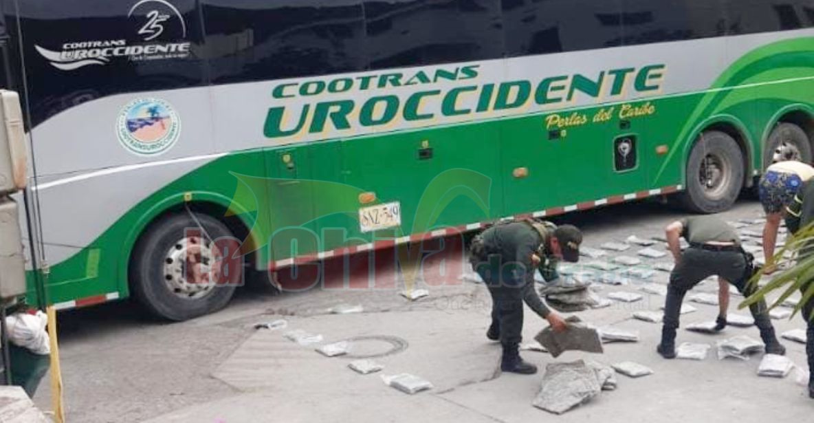 La Policía les encontró marihuana en el piso del bus