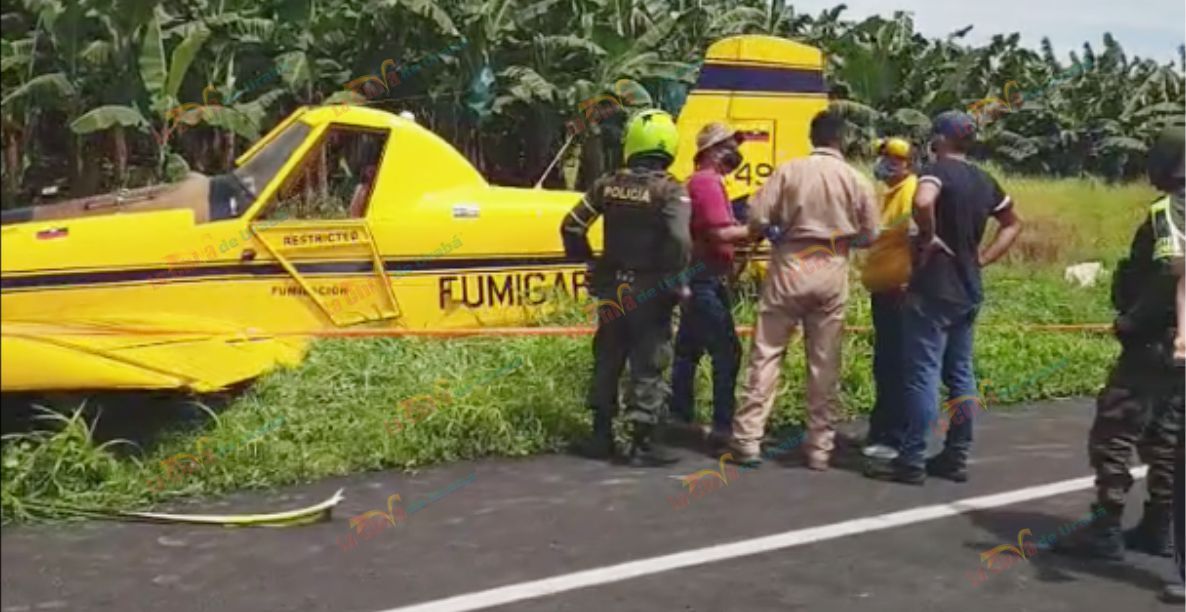 A avioneta de fumigación la paró un cable vía | El piloto está fuera de peligro