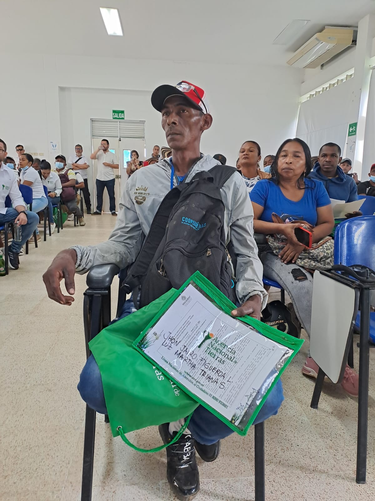 234 campesinos recibieron títulos  de 567 hectáreas de tierra