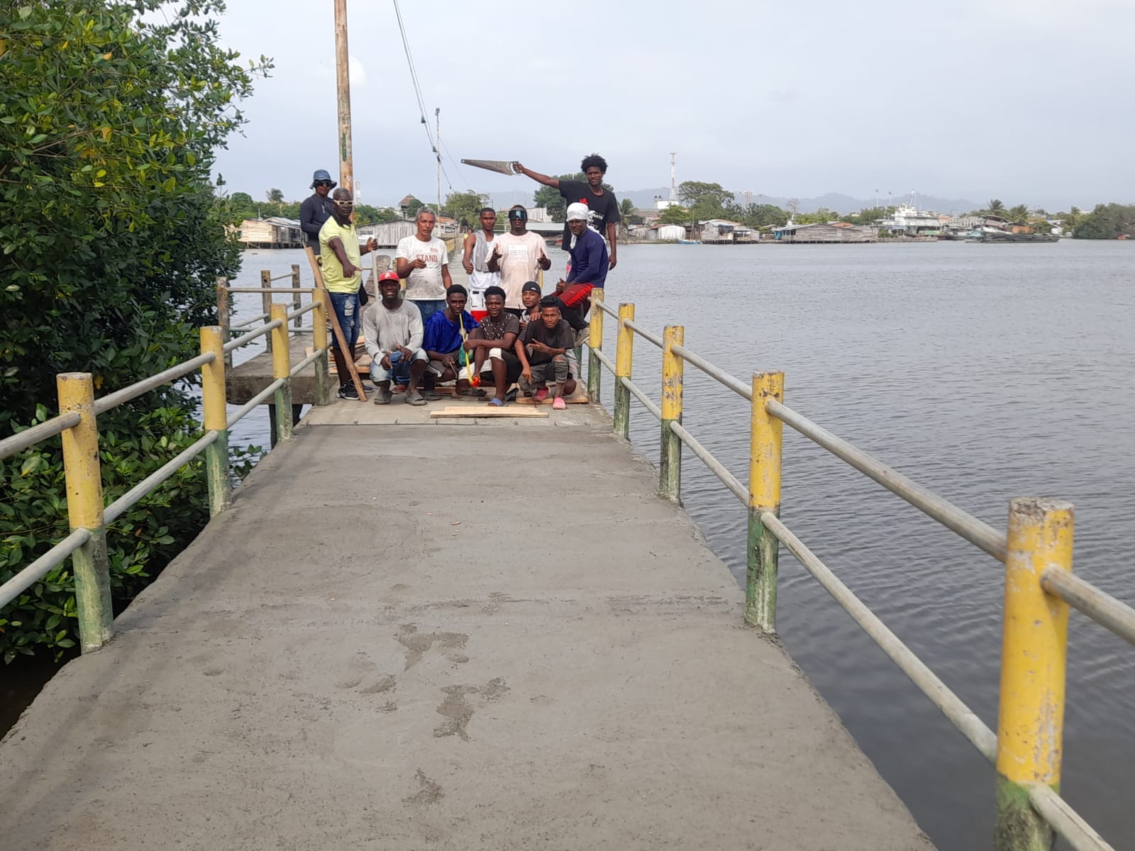 Ciudadanos arreglan el puente de la Avenida Germán Lopera