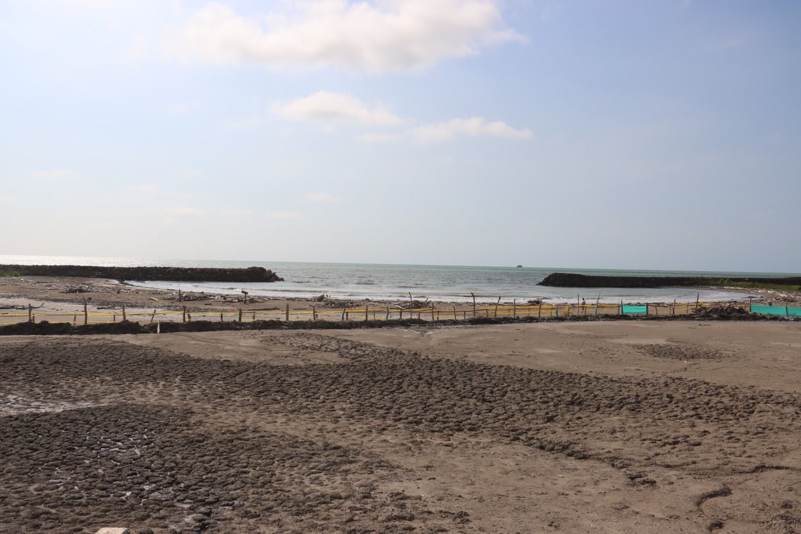 En Arboletes  construyen tres tómbolos y un espolón para salvar el  volcán de lodo y ganar playas