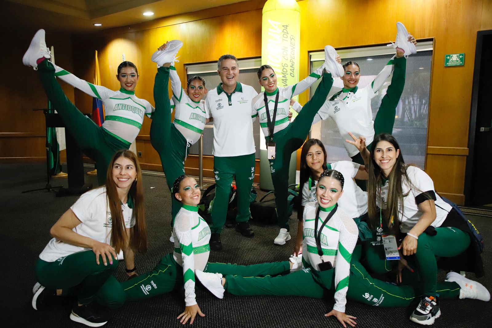 El Gobernador con  la delegación de Antioquia en los Juegos Nacionales