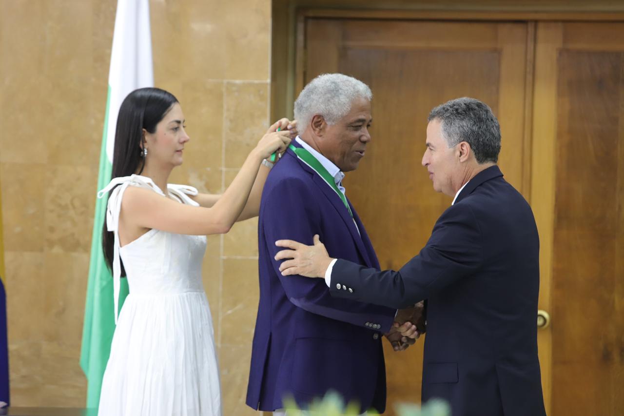 Francisco Maturana y Juan Guillermo Cuadrado recibieron el Escudo de Antioquia, categoría Oro