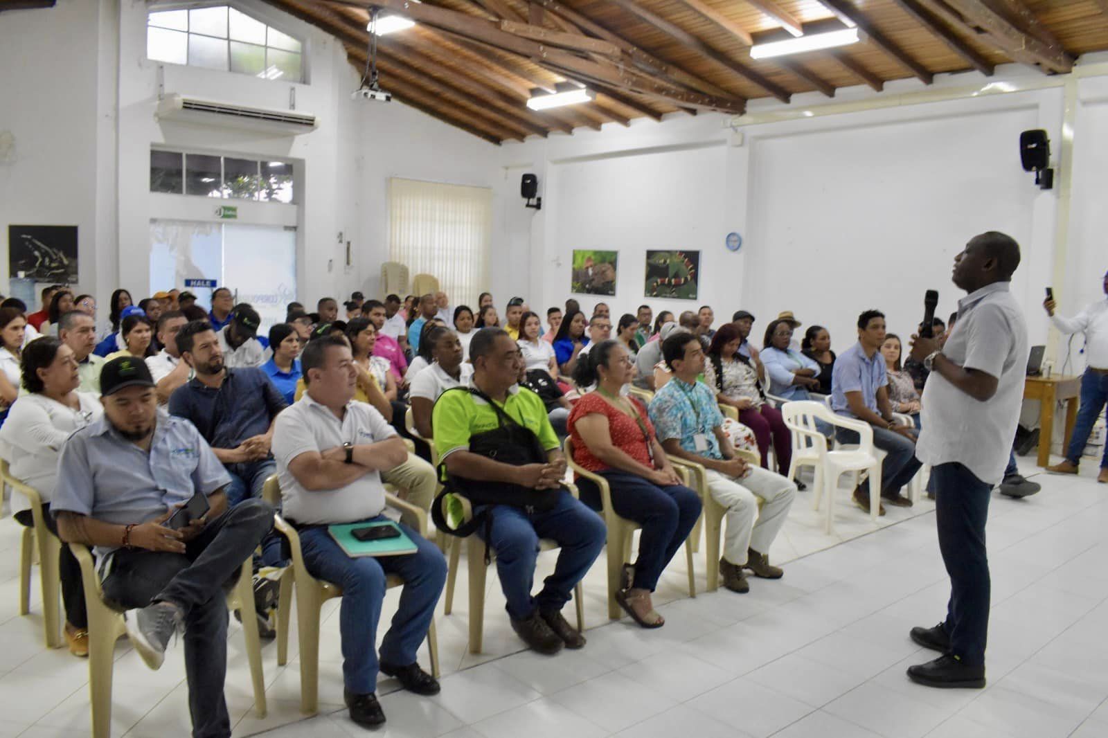 Alexis Cuesta director de Corpourabá, se reunió con los funcionarios