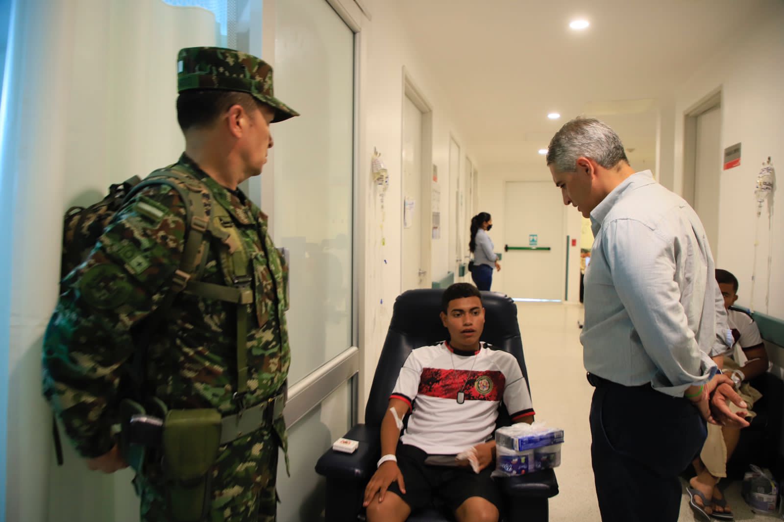 El Gobernador de Antioquia visitó a los Soldados heridos en la Clínica Panamericana de Apartadó