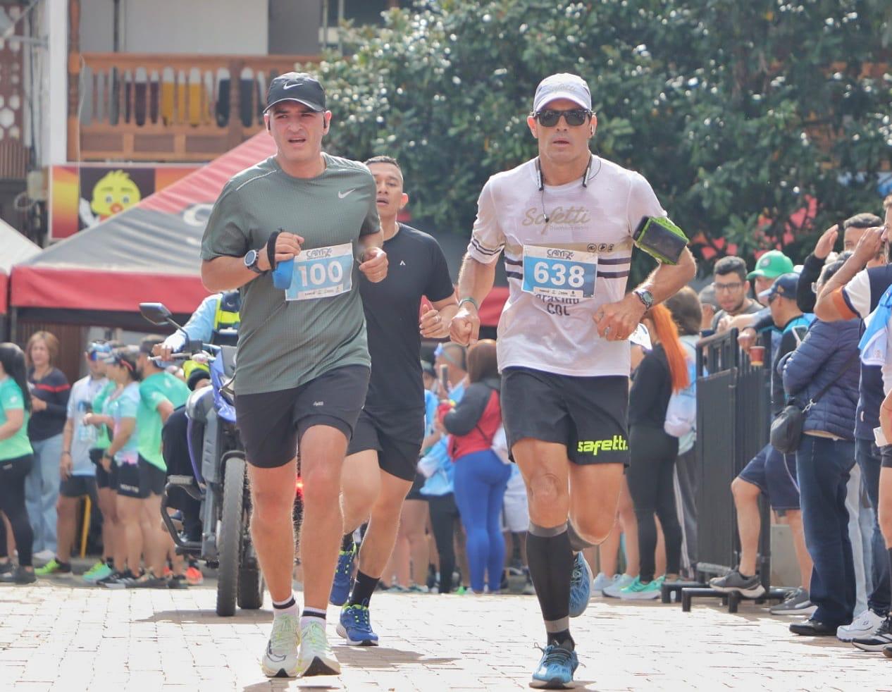 Gobernador Andrés Julián corrió los 15 mil metros de la Carrera Atlética Marinilla 2024