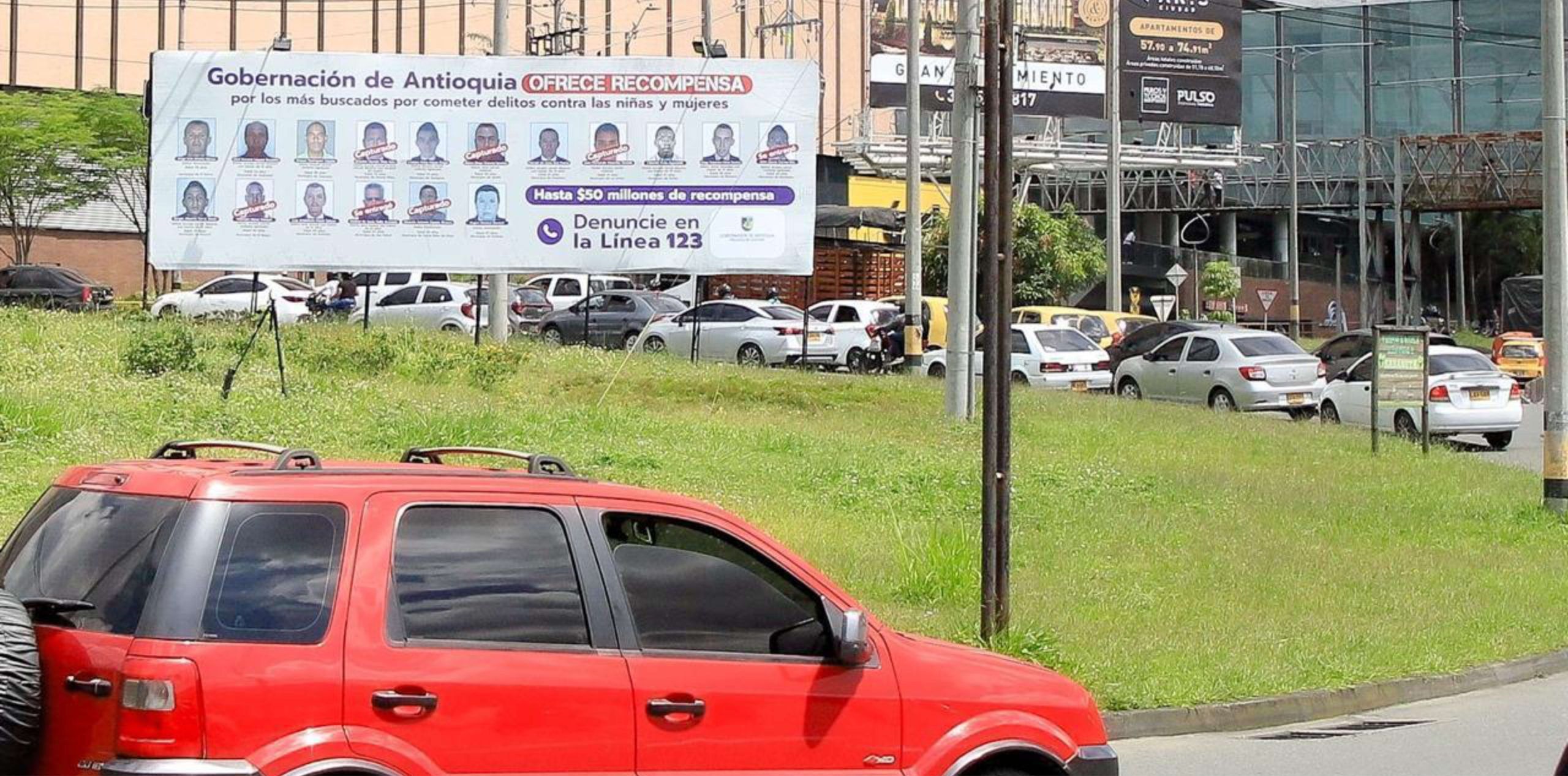 Gobernación de Antioquia instaló vallas en el Valle de Aburrá, con el cartel de los más buscados por violencia contra las mujeres