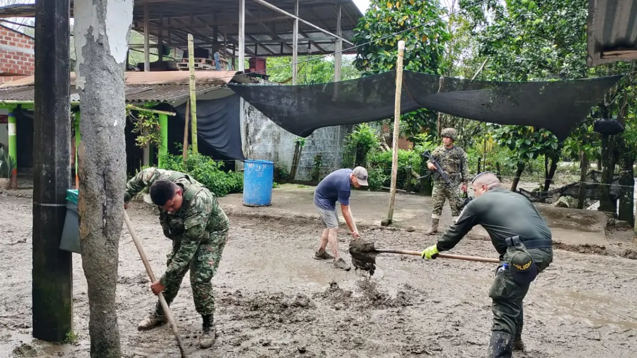 Soldados y policías trabajan junto a la gente para recuperar calles que se inundaron