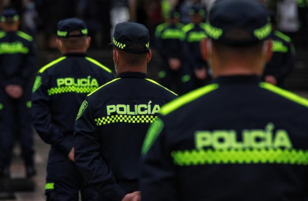 Cinco expatrulleros de la Policía fueron acusados por presuntas exigencias de dinero a comerciantes en Medellín