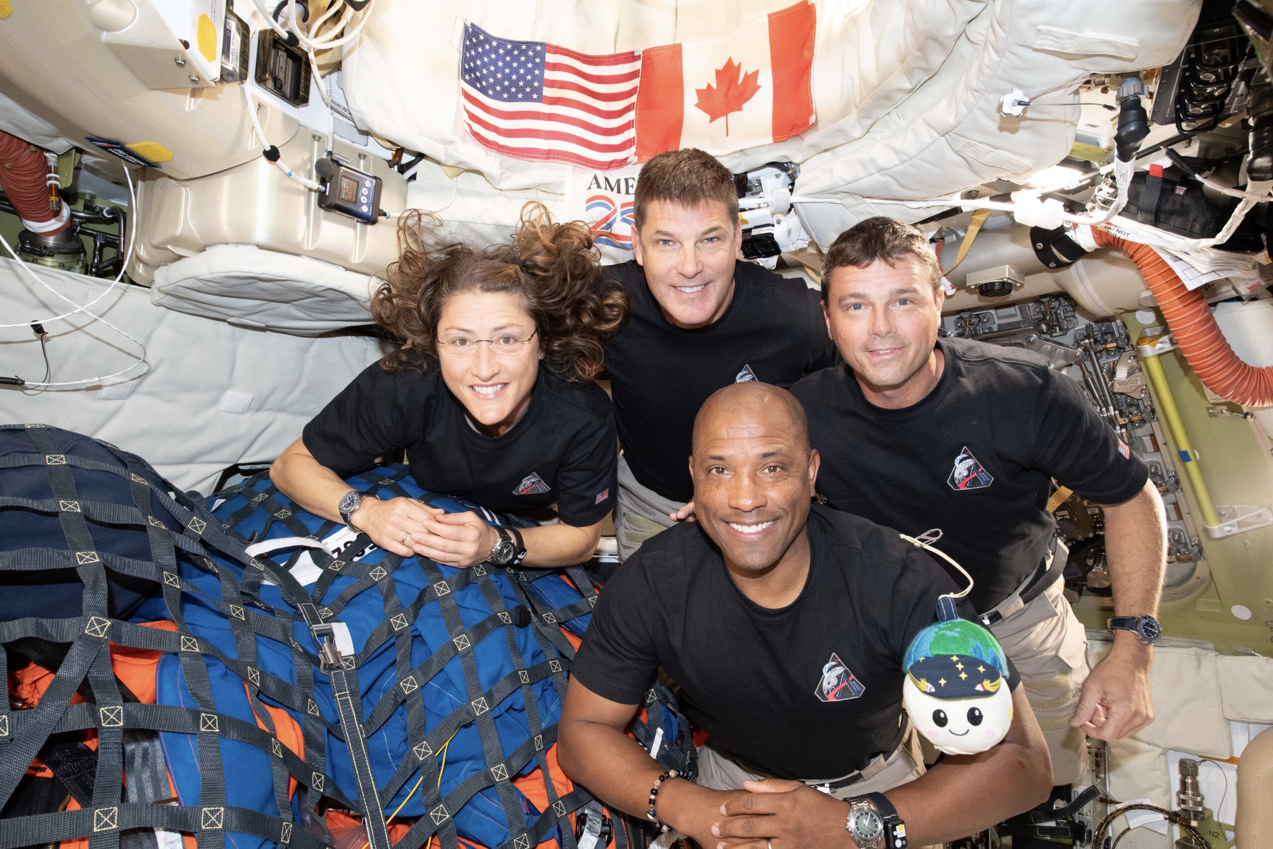 Astronautas de Artemis II regresan tras completar viaje alrededor de la Luna