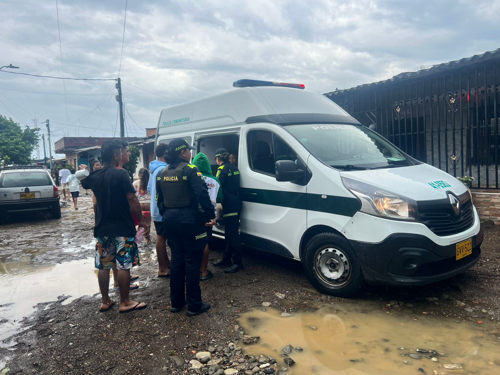 Policía entregó alimentos y apoyo a familias afectadas por inundaciones en El Reposo